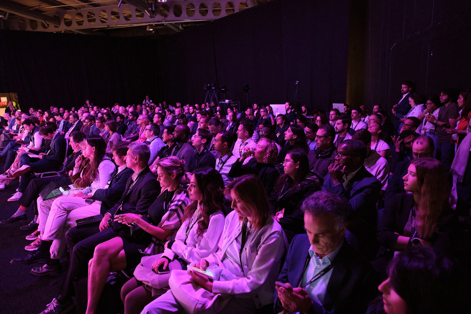 Paperjam — Full audience in purple stage light